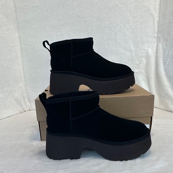 UGG Women's Classic Ultra Mini New Heights in Black size 8 "Like New in Box” - Picture 5 of 8